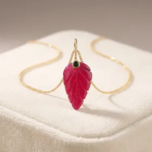 Collier Pendentif Fin Feuille Sculptée Plaqué Or 18 carats avec Pierres Précieuses Naturelles Rubis Rose, Jade et Émeraude, Accents en Zircon Cubique – Bijoux de Mode en Gros - Product Image 3