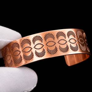 Bracelet manchette ouverte en cuivre pur, motif éventail large estampé, fait main, bijoux de luxe à la mode - Product Image 1