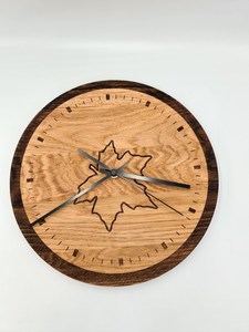 Reloj de pared de roble hecho a mano con hoja de arce grabada: Reloj de madera único con diseño inspirado en la naturaleza. - Product Image 2