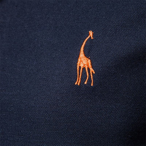 Polo de manga corta azul marino para hombre con cuello y puños naranjas, logotipo de jirafa bordado, diseño casual sólido y transpirable - Product Image 5