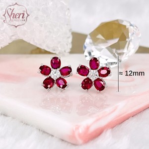 Boucles d'oreilles clous de luxe en or blanc massif 18 carats pour femme, forme fleur, rubis naturel rouge et diamants, par Sheri Jewels, pour anniversaire - Product Image 2