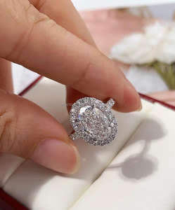 Bague de fiançailles de luxe en or blanc avec diamant ovale de laboratoire et halo de diamants, bague de mariage ovale en or blanc avec diamants ronds sur les côtés pour femme - Product Image 4