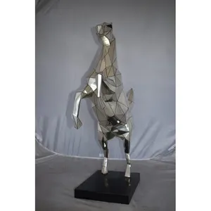 Sculpture de cheval géométrique plaquée argent en acier inoxydable poli, décoration artistique, thème animal, design 3D - Product Image 1