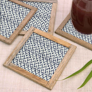 Posavasos de madera hechos a mano con estampado Meena y soporte, de Blossom Craft India - Product Image 1