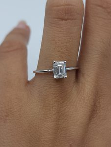Anillo de Oro de 18K con Diamante Cultivado en Laboratorio de Corte Esmeralda de 1.04 CT para Mujer |   Anillo de Compromiso y Boda de Lujo |   Elegante Joyería Nupcial - Product Image 2