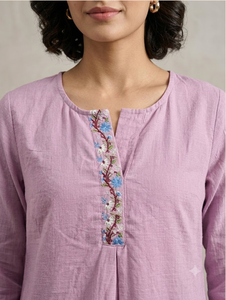Kurti long en coton et lin lavande pour femme, col rond, manches trois quarts, coupe droite, encolure brodée, tenue ethnique décontractée - Product Image 2