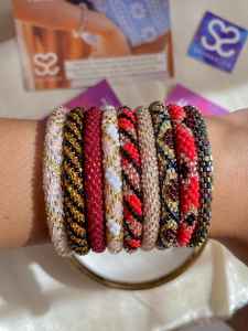 ซัพพลายเออร์ขายส่ง ลูกปัดแก้วสีน้ำตาลทองดำ สร้อยข้อมือเชือกถักโครเชต์ งานแฮนด์เมดจากเนปาล สร้อยข้อมือแบบม้วน เครื่องประดับสำหรับผู้หญิง - Product Image 3