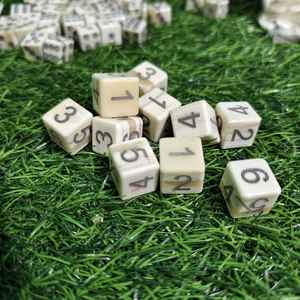 Dados de Hueso de Búfalo Blanco Premium, Dados de 6 Caras Hechos a Mano para Juegos de Mesa a Precio Económico - Product Image 3