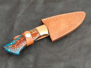 Couteau de chasse/camping artisanal en acier Damas à pointe droite, manche en résine, fourreau en cuir de 3 mm, OEM/ODM/OBM disponible, personnalisable - Product Image 6