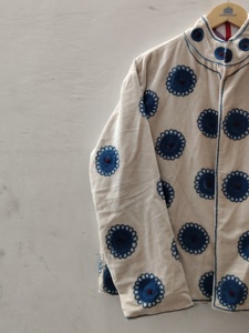 Chaqueta Bomber de Terciopelo Bordada a Mano de la India para Mujer |   Transpirable y Ecológico, Motivo Floral Azul Marino Otoñal, Étnico - Product Image 3