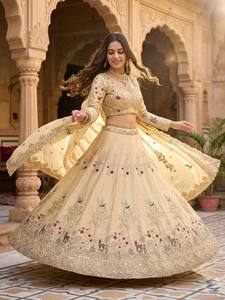 Lehenga Choli brodé or élégant avec dupatta en résille, travail de Zari et de fils multicolores, tenue de mariée de créateur - Product Image 2