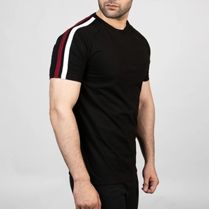 T-shirt noir slim fit pour homme avec bordure contrastante rayée blanche et rouge aux épaules, col rond, manches courtes, vêtement décontracté - Product Image 4