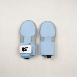 ถุงมือเบสบอลหนังถักแบบมาตรฐาน QST พร้อมโลโก้สั่งทำพิเศษ สำหรับมืออาชีพ ป้องกันฝ่ามืออย่างทนทาน สวมใส่สบาย เหมาะสำหรับคนถนัดขวา - Product Image 1