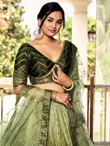 Ensemble Lehenga Vert à Paillettes Coupe A-Line en Satin avec Taille Empire, Dupatta en Tulle, Col en V, Imprimé Floral Brodé – Tenue de Mariage pour Femme - Product Image 2
