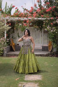 Ensemble Chaniya Choli Dupatta de haute qualité, tendance Navratri, en soie Banarasi, avec broderie multicolore et travail de pierres, style Lehenga de mariée - Product Image 3