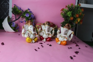 Statue de Ganesh Mukut multicolore artisanale Nirmala |   Statue de l'Idole du Seigneur Ganesha en Résine Colorée, Faite à la Main, Pièce Unique - Product Image 3