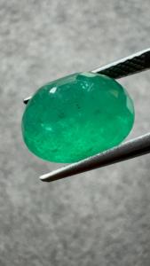 พลอยมรกตสีเขียวแซมเบียธรรมชาติ 8.37 กะรัต รับรองโดย GIA - รูปทรงวงรี เจียระไนอย่างประณีต - Product Image 3