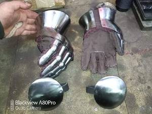Gants de chevalier médiévaux en métal plaqué argent, armure antique de collection, fabriqués avec la technique de l'émail doux et l'impression en relief moderne - Product Image 5