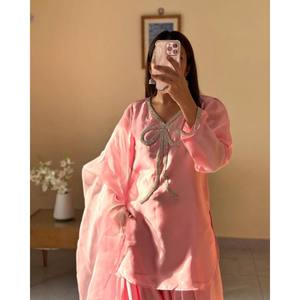 Ensemble de vêtements de fête pour femmes de créateur Top Bottom et Dupatta - Product Image 4