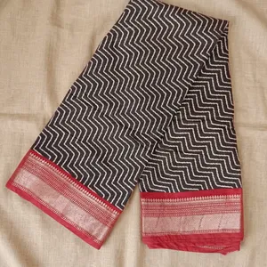 Sari en coton noir fait main à motif chevron avec silhouette droite - Product Image 6