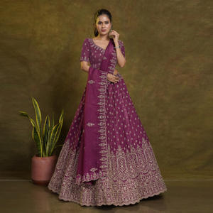 Lehenga Choli de Seda Crujiente |   Bordado Butti en toda la superficie |   Bajo de Vestido Profundo y Decorativo |   Dupatta Transparente con Acabado Artesanal - Product Image 2