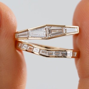 Anillo de compromiso con diamante moissanita de corte baguette cónico, anillo de diamantes único de cuatro piedras en oro blanco macizo de 14K, regalo de aniversario F - Product Image 1