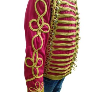 Este es un uniforme estilo husar napoleónico rojo con trenzado dorado. - Product Image 3