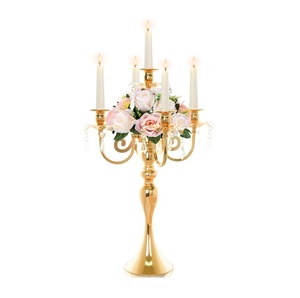 Centre de table en métal doré pour décoration de table de mariage avec une structure élégante à plusieurs bougeoirs - Product Image 1