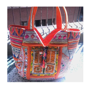 Sac bandoulière brodé fait main avec fermeture à rabat, en textile rouge, élégant pour un usage quotidien - Product Image 5