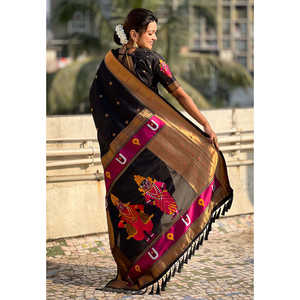 Sari en soie Paithani traditionnel noir tissé avec des fils de zari, spécial pour le dieu, avec des matériaux de haute qualité - Product Image 3