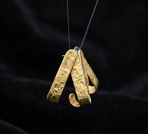 Pendientes de Aro en Forma de V Hechos a Mano en Latón Texturizado con Acabado en Oro y Revestimiento Resistente al Deslustre para una Elegancia Duradera - Product Image 4