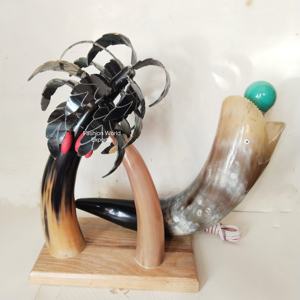 Figurines de couple d'éléphant en corne naturelle fabriquées à la main Base en bois Sculpture animale aux tons clairs Objets décoratifs pour la maison uniques - Product Image 6