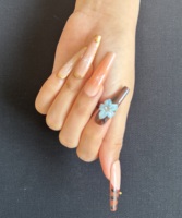 Faux ongles à presser forme cercueil French manucure faits main, motif floral 3D, feuille d'or, étoiles, nude et blanc, qualité salon, réutilisables, ajustement personnalisé