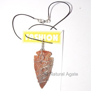 Collier en verre rouge à paillettes aléatoires, sculpté et gravé en forme de pointe de flèche |   Magasins Arrowhead |   Agate naturelle du Gujarat - Product Image 6