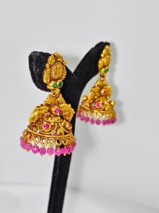 Boucles d'oreilles Jhumka en or massif 22 carats, style antique, motif Lakshmi, faites à la main, avec émeraudes vertes et perles naturelles - Product Image 2