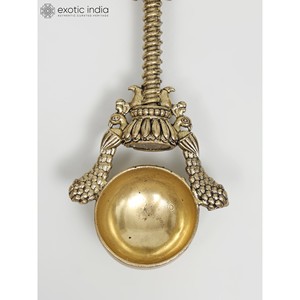 Cuchara Ritual Hecha a Mano de Latón Superfino con Diseño Moderno en Forma de Hoja, Artículo de Decoración para el Hogar para los Festivales de Diwali, India Exótica - Product Image 3