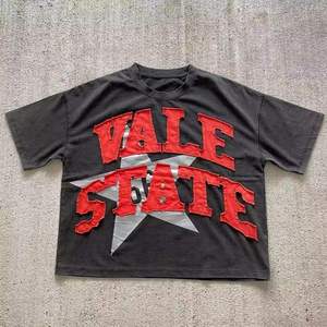 T-shirt unisexe Vale State Distressed Patch 2026 Charcoal Black Oversized Red Frayed Urban Streetwear Top HD - Product Image 3