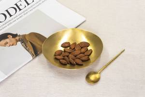 Cuchara de comedor larga de latón hecha a mano con diseño tropical y asa dorada en relieve para el hogar y hoteles, de Universal Overseas. - Product Image 3