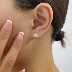 Boucles d'oreilles minimalistes serties de diamants de laboratoire ovales de 2 carats, en or jaune 10K, 14K, 18K, clous solitaires horizontaux, bijoux fins personnalisés - Product Image 4