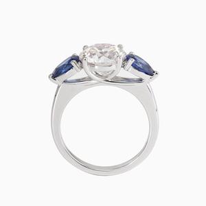 Bague de luxe pour femme en diamant de laboratoire taille ancienne européenne de 2,5 carats certifié IGI et saphir bleu trois pierres, vente en gros - Product Image 5