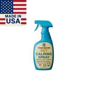 Spray Calmante para Mascotas de Marca Privada, 16oz, Hecho en EE. UU., Ecológico, con Logotipo Personalizado, Elimina Olores Fuertes, Aromatizante de Aire, Estilo Simple - Product Image 1