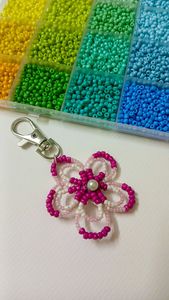 Porte-clés élégant fait main avec broderie perlée et motif floral pour femmes, filles et collections de cadeaux - Product Image 5