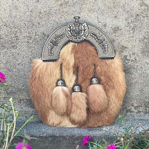 Fournitures d'usine : Sporran celtique unisexe antique en fourrure de lapin écossais marron à 3 pompons motif chardon 2026 - Product Image 1