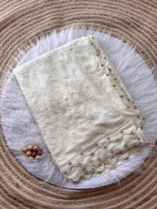 Sari de seda georgette pura con bordado de hilo de viscosa y ribete hecho a mano con una hermosa blusa de seda cruda. - Product Image 4