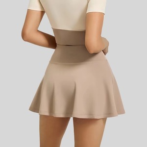 Shorts plissés taille haute 2-en-1 pour femme, idéal pour le sport, la course, le tennis, le padel, le golf et le pickleball, avec poches, longueur genou, couleur unie - Product Image 3