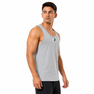 Construcción ligera que permite un movimiento fácil con la camiseta sin mangas Man Tank Top, ideal para actividades al aire libre y rutinas diarias. - Product Image 4
