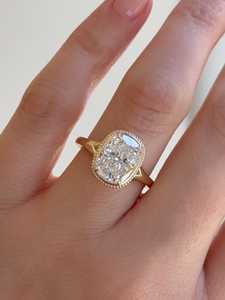 Bague de fiançailles en or avec diamant de laboratoire taille coussin allongée de 3 carats, sertie clos, certifiée IGI - Product Image 3