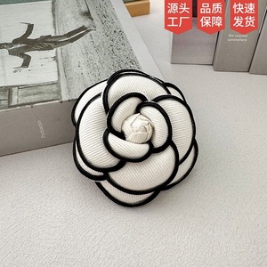 Broche chic en tissu fleur de camélia, épinglette florale faite à la main, accessoire décoratif pour vêtements, bijou pour femme, idéal pour mariage et soirée - Product Image 3