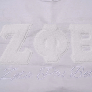 T-shirt en chenille Zeta Phi Beta blanc pour femme, lettres grecques brodées, col rond, tenue décontractée et élégante de qualité supérieure - Product Image 4