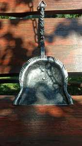 Recogedor de cenizas de metal forjado para chimenea: Decoración para el hogar con mango retorcido - Product Image 3